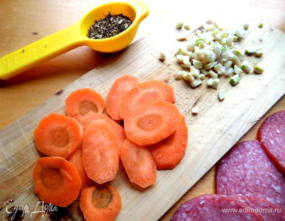 Морковку тоже... Чеснок мельчим.
