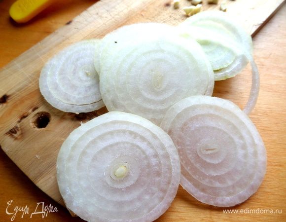 Луковицу нарезать кольцами...