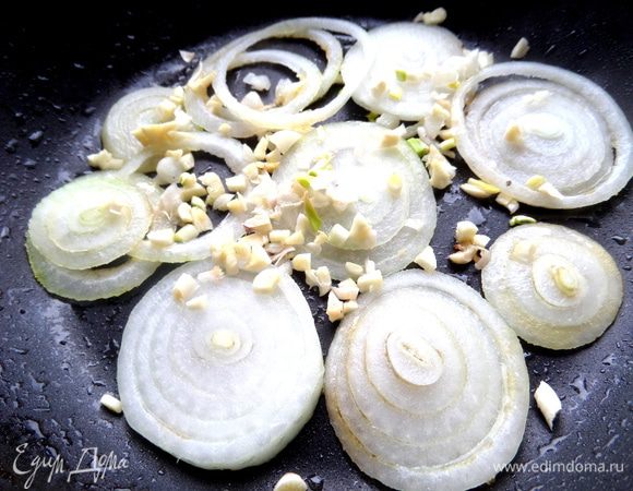 А в горячую сковороду отправим лук, чеснок.