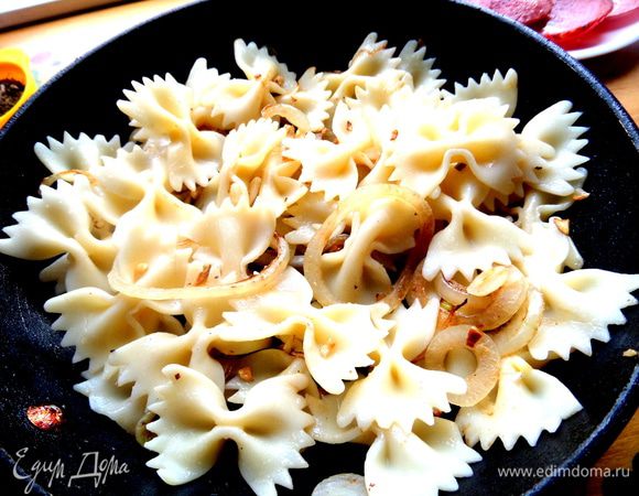 Перемешиваем с готовым луком макароны, чтобы они прогрелись.