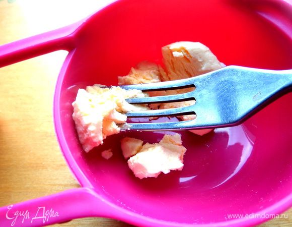 Для заправки: размять вилкой желток...