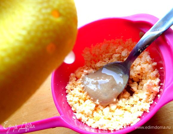 Около ложечки лимонного сока выжать.