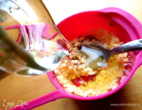 И льём потихоньку оливковое масло для салатов.