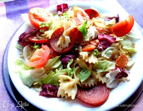 Добавим салат и снова перемешиваем. Добавим дольки помидоров...