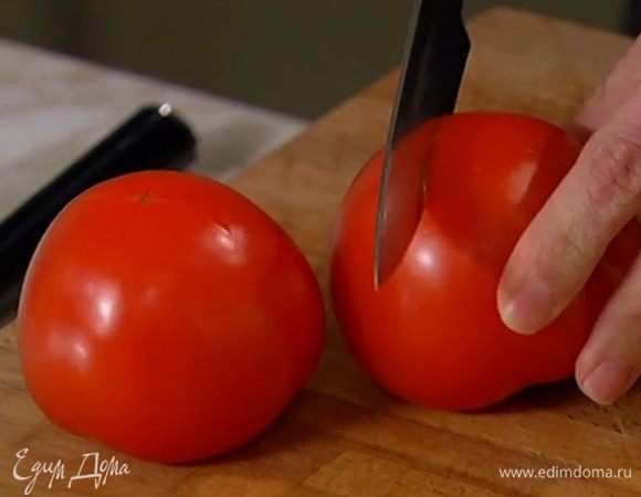 На помидорах сделать крестообразный надрез, поместить их в глубокую посуду и залить кипятком.