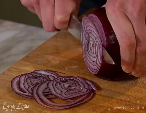 Лук почистить, тонко нарезать и разобрать на полукольца.