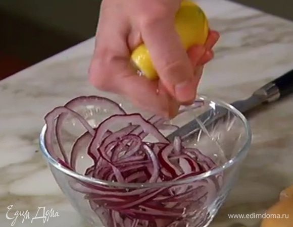 Поместить лук в небольшую посуду, полить лимонным соком и перемешать. Дать постоять, затем жидкость слить.