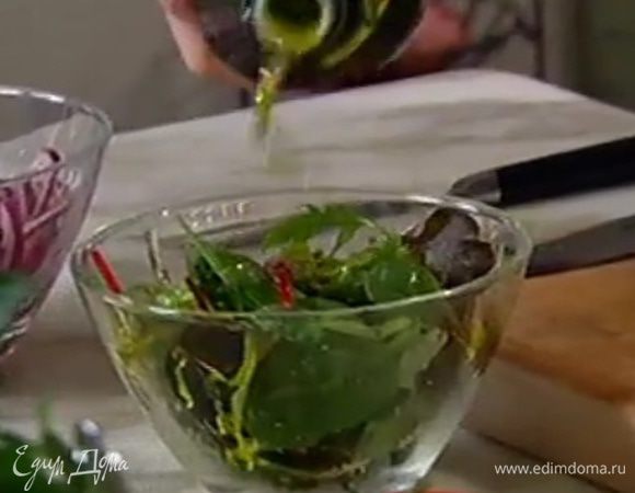 Листья салата посолить, поперчить, сбрызнуть 1 ч. ложкой оливкового масла Extra Virgin.