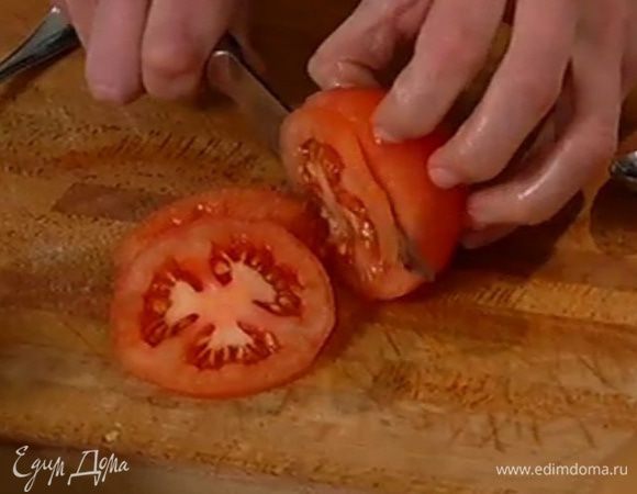 С помидоров снять кожицу, нарезать их тонкими кружками и, если помидоры зимние, посыпать сахаром.