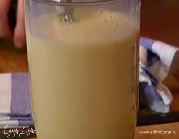 Молоко соединить с кефиром, яйцами, сахаром и солью и взбить все в однородную массу.