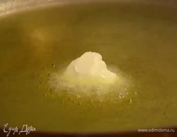 Сливочное масло растопить на небольшом огне.