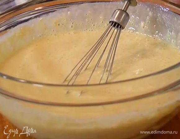 Оба вида муки перемешать, влить яично-молочную смесь и вымешать тесто так, чтобы не осталось комочков.