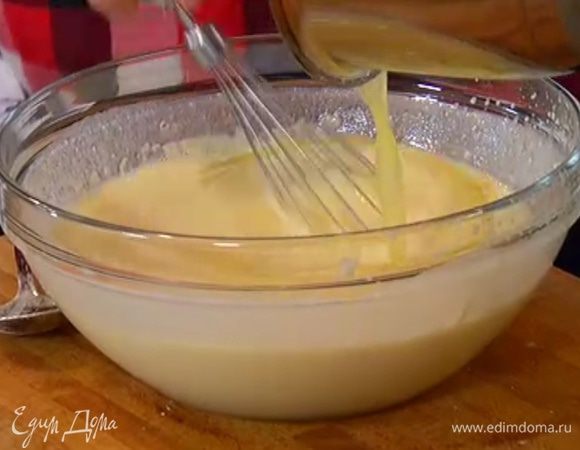 В тесто влить растопленное масло, перемешать и дать ему отдохнуть полчаса, а лучше оставить на час.