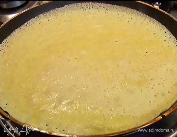 В сковороде разогреть оливковое масло и пожарить блины.