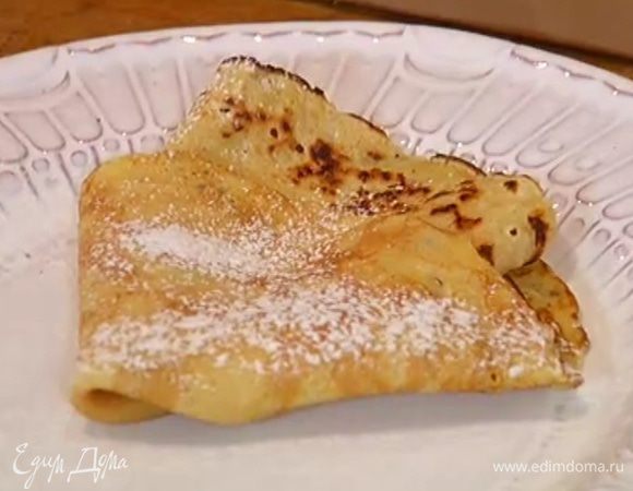 Готовые блины посыпать сахарной пудрой.