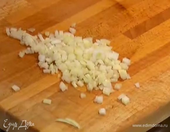 Лук почистить и мелко порубить.