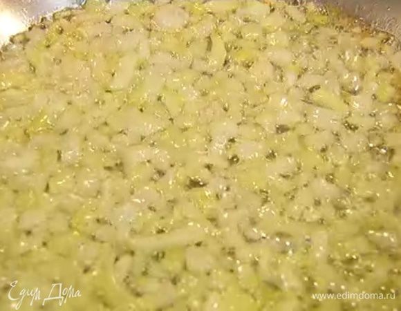 Разогреть в сковороде 1 ч. ложку сливочного и 1 ч. ложку оливкового масла и обжарить лук до прозрачности.