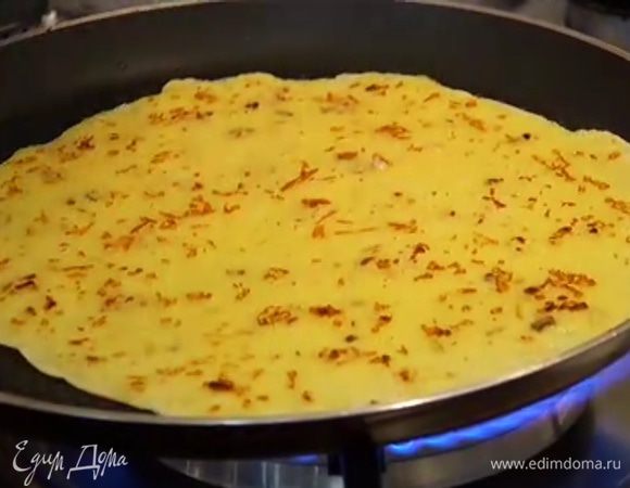 В сковороде разогреть оставшееся оливковое масло и пожарить блины.