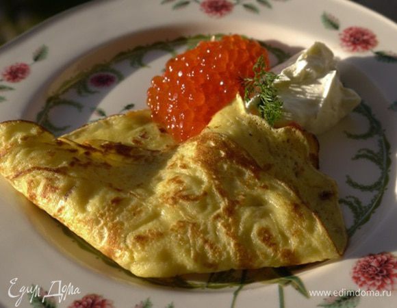 Остальные блины подавать со сметаной и икрой.