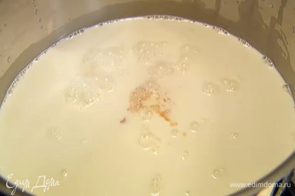 Молоко и сливки влить в кастрюлю, добавить ванильный экстракт и довести все почти до кипения и уменьшить огонь.