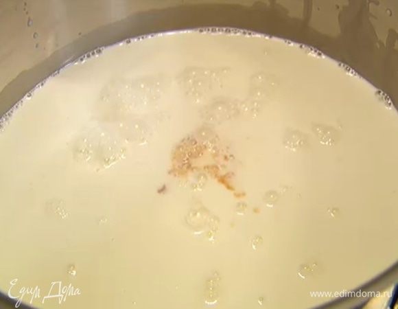 Молоко и сливки влить в кастрюлю, добавить ванильный экстракт и довести все почти до кипения и уменьшить огонь.