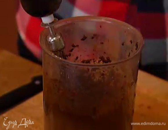 Сахар соединить с желтками, добавить какао и взбивать все до растворения сахара.