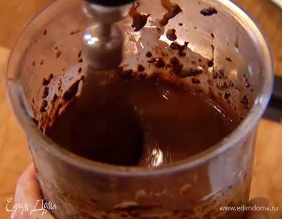 Влить 1 половник горячего молока со сливками и взбивать еще некоторое время на меньшей скорости.