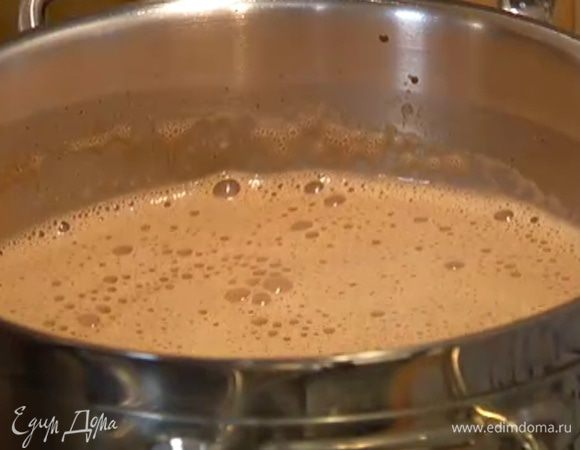 Непрерывно помешивая венчиком, влить сахарно-желтковую массу в кастрюлю со сливками. Продолжать перемешивать еще 5–7 минут — масса не должна превратиться в яичницу, но и не должна остаться жидкой.