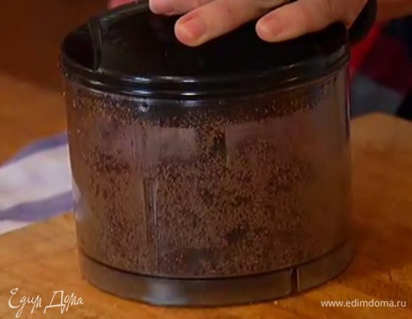 Шоколад измельчить в крошку и добавить в готовое мороженое.