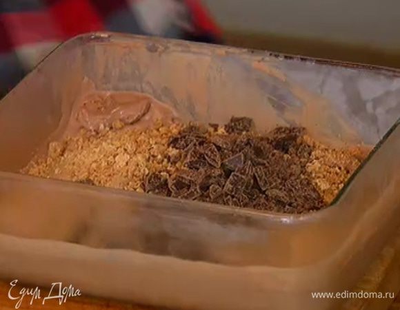 Печенье раскрошить, добавить в мороженое, все перемешать. 