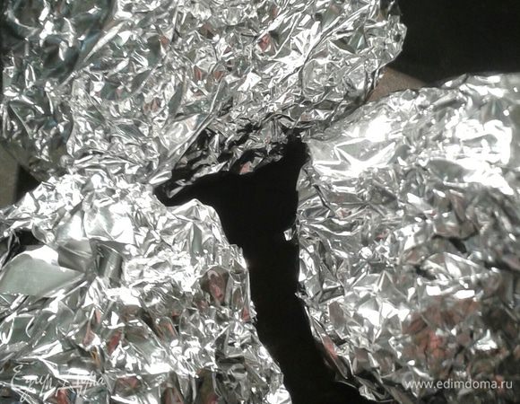 Каждый картофель завернуть в фольгу. И отправить в духовку при температуре 200 градусов на 40-60 минут в зависимости от сорта картофеля. 