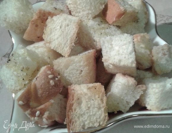 Пока сухарики горячие посыпать их солью, перцем, чесноком, и полить небольшим количеством  оливкового масла. Важно сделать это пока сухарики не остыли!!!