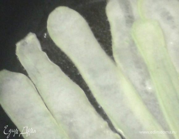 В масло, которое осталось после обжарки бекона  выложить кабачок. Жарить его следует буквально по одной минуте с каждой стороны.