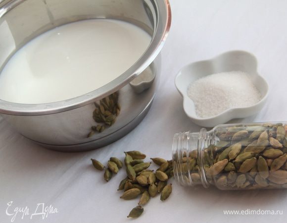 Добавить сахар и кардамон (пара щепоток молотого или 3-4 коробочки), варить ещё 2-3 минуты.