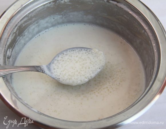 Итак, через 10 минут получится вот такая густая молочная масса с мягкими прозрачными шариками тапиоки.