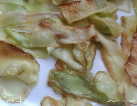 Далее кабачок выложить на салфетку, чтобы удалить лишний жир.