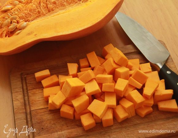 Мякоть тыквы нарезать кубиком.