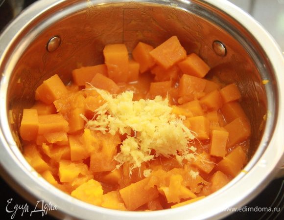 Добавить имбирь. Количество имбиря регулируйте на свой вкус: поострее или менее пикантно.