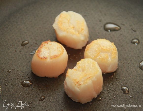 Гребешки обжарить с обеих сторон (в общей сложности не более 3-х минут).