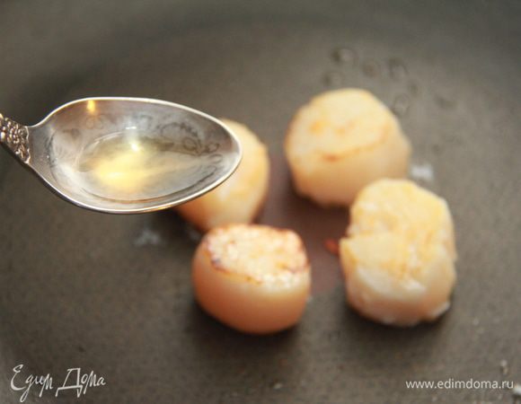 Фламбировать коньяком.