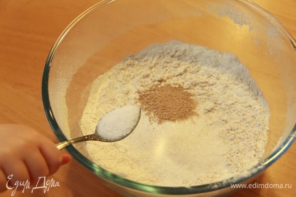 Муку просеять, добавить сахар, дрожжи (если берёте сухие, то 7г), соль.