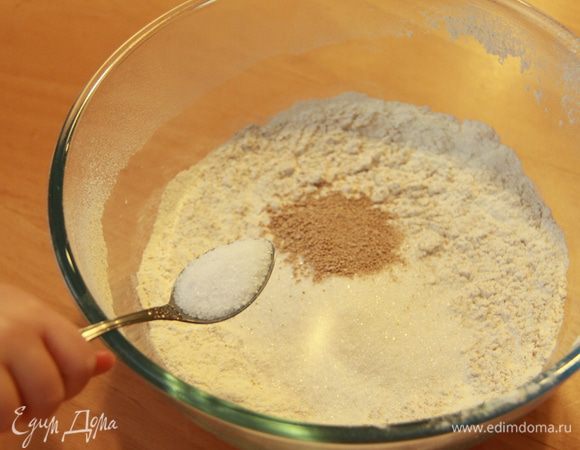 Муку просеять, добавить сахар, дрожжи (если берёте сухие, то 7г), соль.