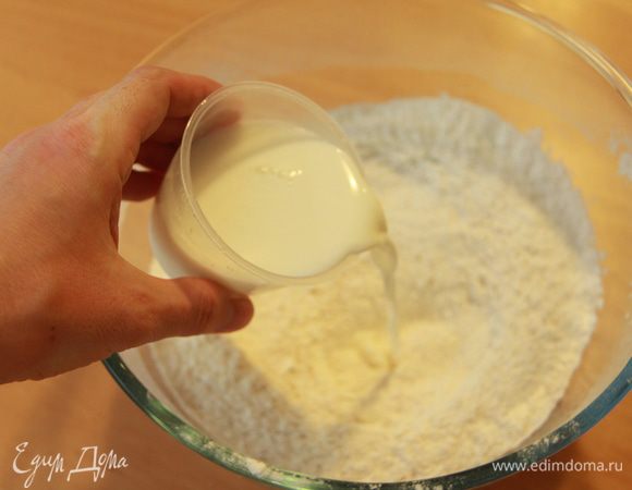 Добавить молоко, воду и яйцо.