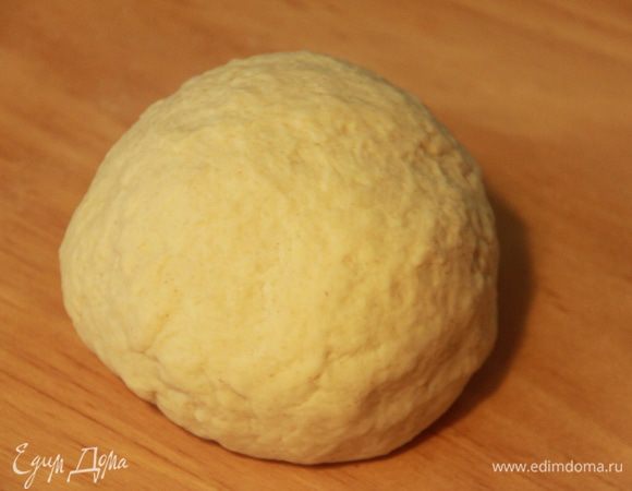 Замесить тесто. Работать с тестом 3-4 минуты.