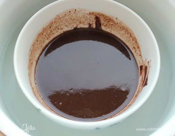 На водяной бане растопить шоколад с маслом...