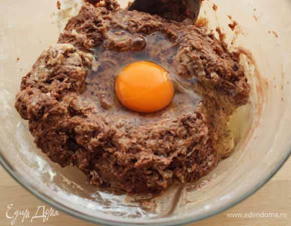 Хорошо перемешать, ввести яйцо и молоко. Вымесить тесто. В самом конце я добавила немного белого шоколада, рубленного мелкими кусочками.