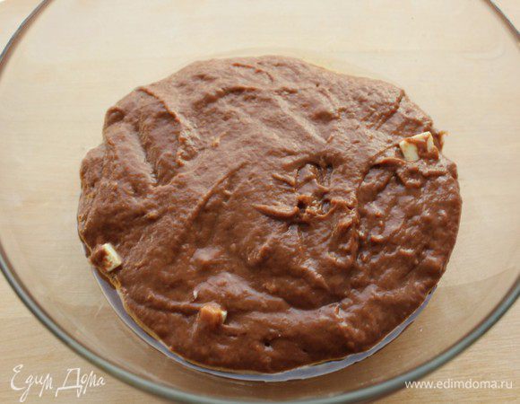 Глубокую стеклянную форму (примерно 1 л) смазать сливочным маслом. Выложить тесто и разровнять его.