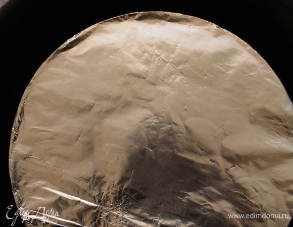 Накрыть форму фольгой. Поставить на водяную баню в большую кастрюлю со слабо кипящей водой. Готовить 1,5 часа.