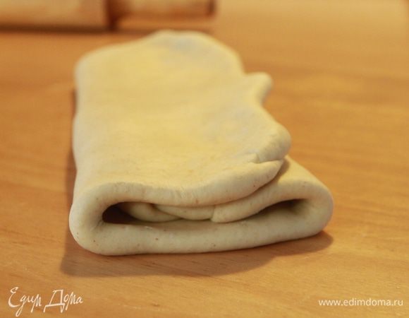 Прямоугольник сложить втрое. Поставить в холодильник на 30 минут.