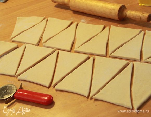 После четвёртого раскатывания разрезать прямоугольник (30х75х0.4см) пополам, а затем каждую полоску на 6 равнобедренных треугольников. Основание каждого треугольника около 9 см, сторон - по 15 см.